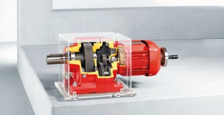 I motoriduttori SEW rappresentano la soluzione ideale per numerose applicazioni industriali grazie alla loro modularità e versatilità. Questi sistemi di azionamento combinano motori elettrici con riduttori, garantendo un funzionamento efficiente e ottimizzato. SEW-EURODRIVE offre una gamma completa di motoriduttori standard, servomotoriduttori, unità con inverter integrato, versioni in acciaio inox e modelli antideflagranti.